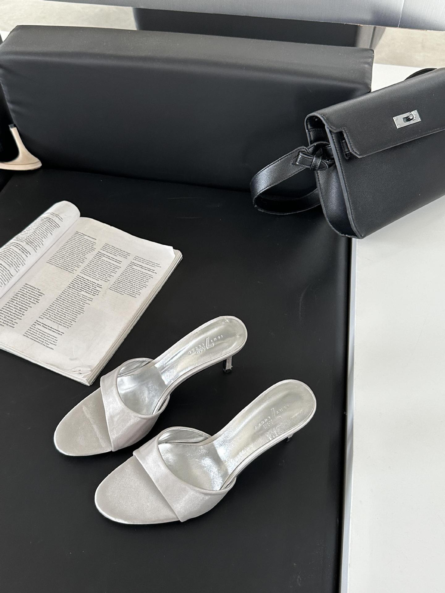 Women's open toe sandals pair view