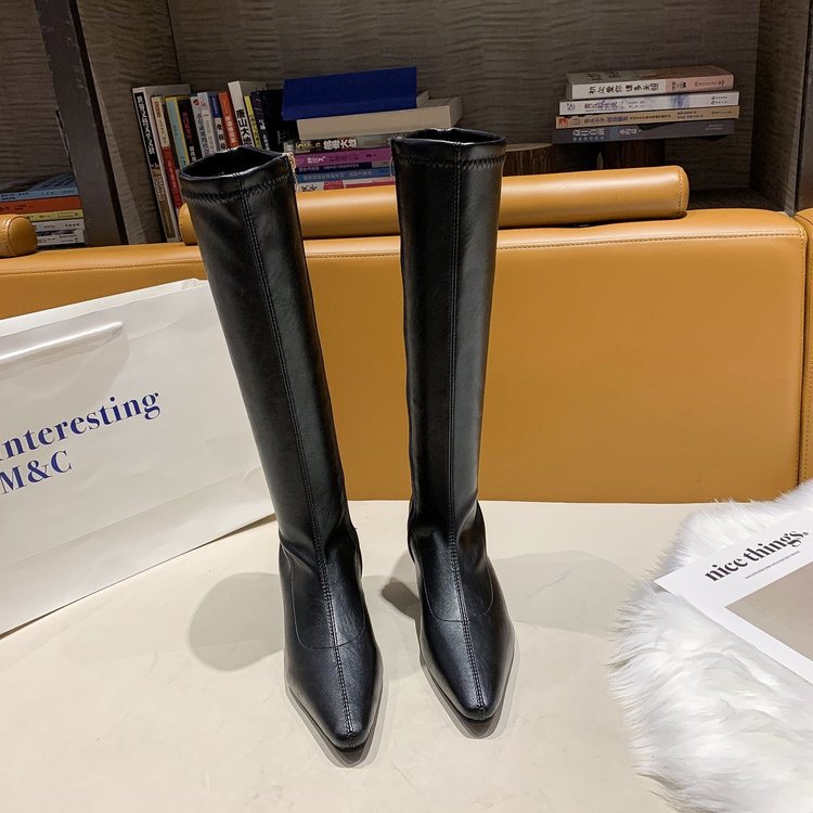 Retro pointed knight boots toe detail