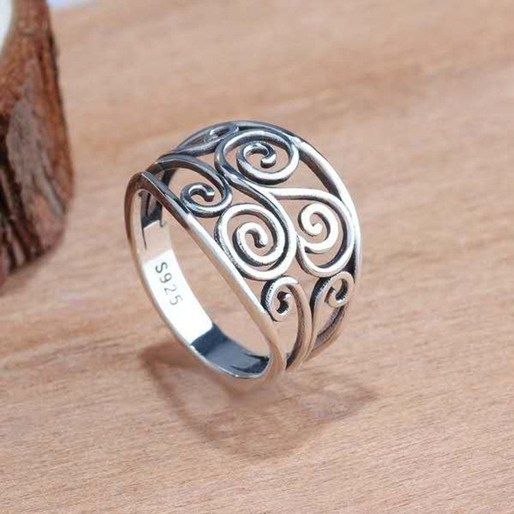 Hollow pattern ring on finger