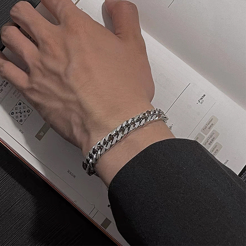Cuban keel bracelet on wrist