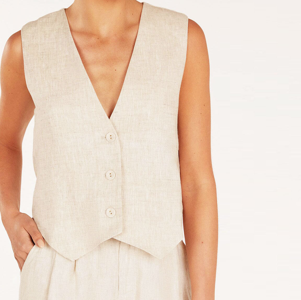 Classy lady linen two-piece set shirt detail