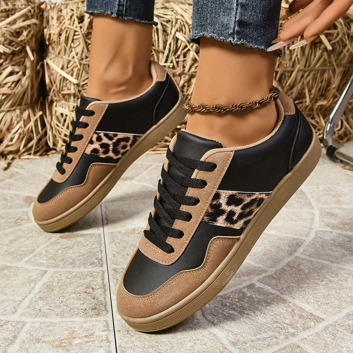 Flat lace-up shoes sole view