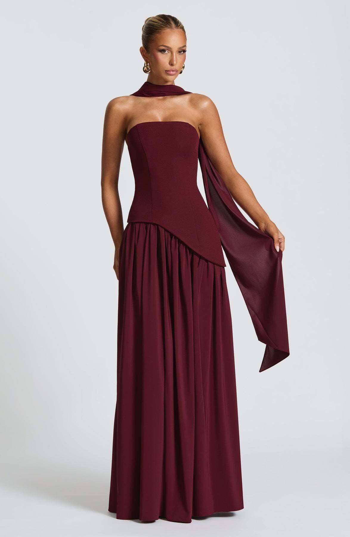 Elegant backless split dress close-up