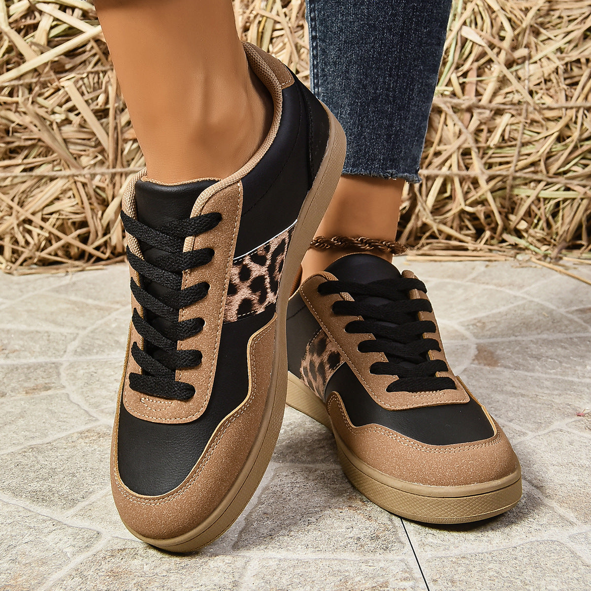 Flat lace-up shoes lace detail
