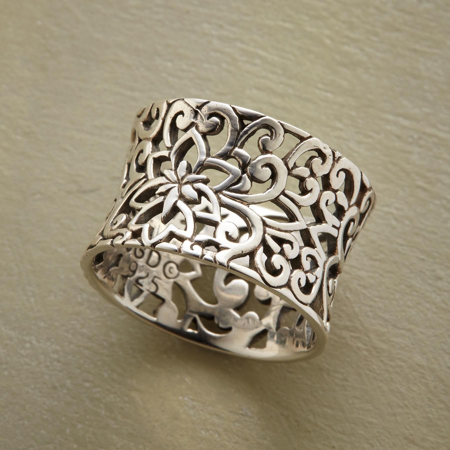 Hollow pattern ring pattern detail