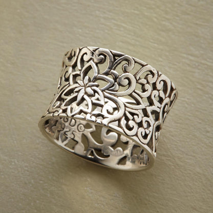 Hollow pattern ring pattern detail