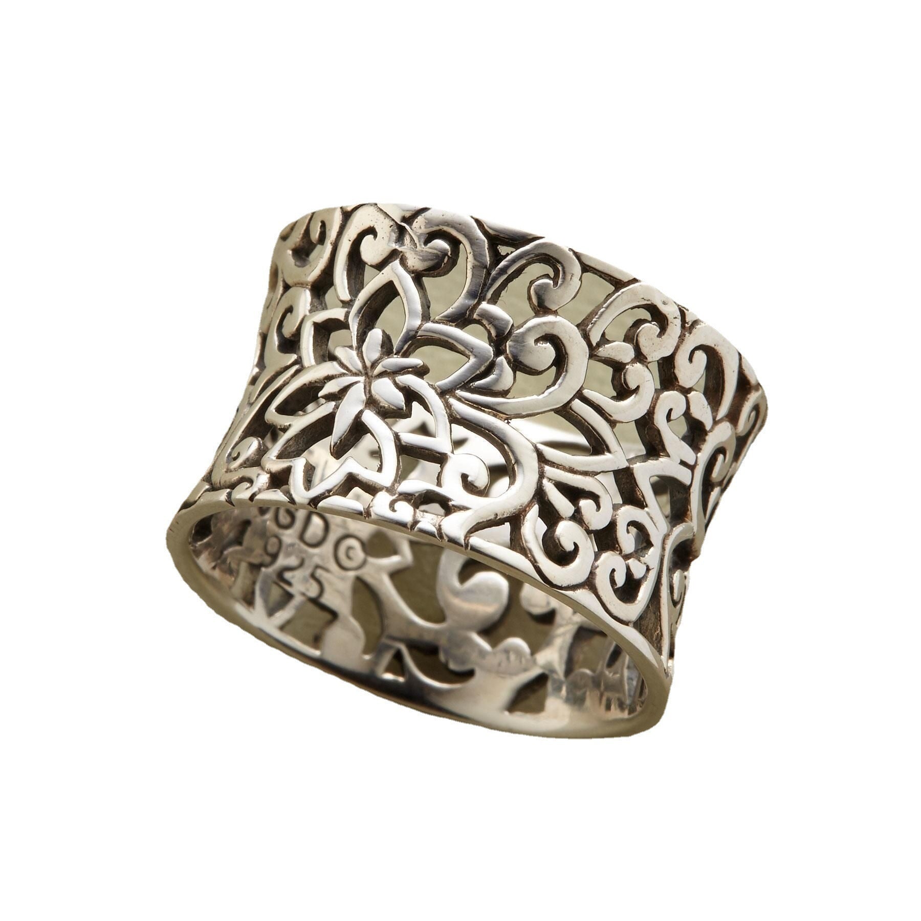 Hollow pattern ring main view